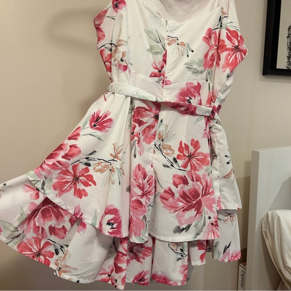 Soft and feminine floral elegant, dainty romper from Ally Fashion size large/14 - Picture 6 of 10